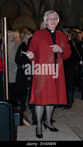 Salisbury, Wiltshire, UK. 6. März 2015. Dekan von Salisbury Reverend June Osborne bei der Eröffnung der Kathedrale Schausaal Magna Carta. Bildnachweis: Paul Chambers/Alamy Live-Nachrichten Stockfoto