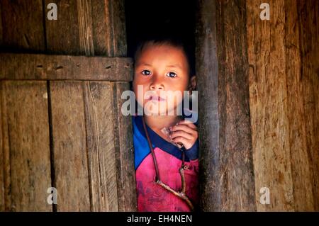 Laos, Luang Namtha, Nam Ha Npa, Kind in einem Dorf Stockfoto