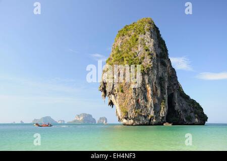 Thailand, Krabi, Railay, Hut Phra Nang, kristallklares Wasser, Longtail Boot und Kalkstein Karst von Phra Nang Strand in Railay betrachtet Stockfoto