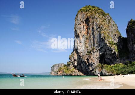 Thailand, Krabi, Railay, Hut Phra Nang Phra Nang Strand in Railay Kalksteinklippen und Kristall klarem Wasser Stockfoto