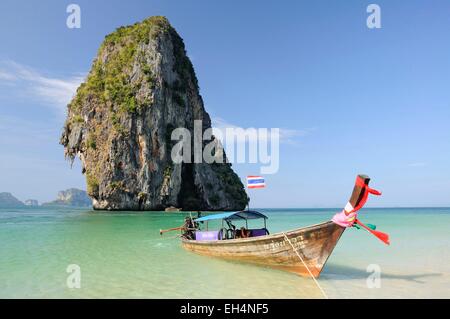 Thailand, Krabi, Railay, Hut Phra Nang, kristallklares Wasser, Longtail Boot und Kalkstein Karst von Phra Nang Strand in Railay betrachtet Stockfoto