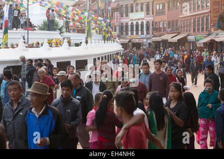 Nepal, Kathmandu, Bodhnath, Weltkulturerbe der UNESCO, Pilger in der Nähe von dem buddhistischen Tempel Stockfoto