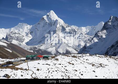 Nepal, Sagarmatha Nationalpark, Weltkulturerbe der UNESCO, Solu Khumbu Bezirk, Dzongla Hütten und Gipfel der Ama Dablam Stockfoto