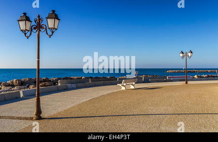 Promenade in der Nähe von mediterranen Meer, Saintes-Maries-de-la-Mer, Camargue, Frankreich Stockfoto