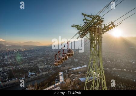 Frankreich, Isere, Grenoble, Grenoble-Seilbahn und die Bläschen, die älteste Stadt Seilbahn der Welt, Vercors-massiv im Hintergrund Stockfoto