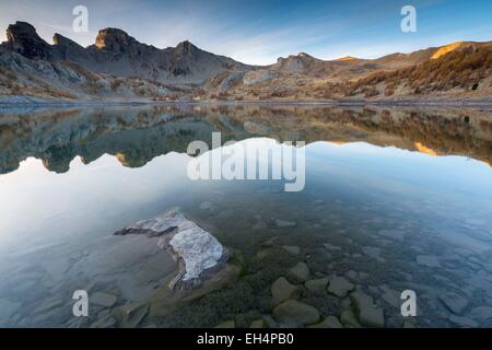 Frankreich, Alpes de Haute Provence, Parc National du Mercantour (Nationalpark Mercantour) Haut Verdon, See Allos (2 228m) im Herbst, im Hintergrund der imposanten Türme aus Steinzeug von Annot Stockfoto