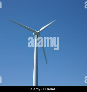 Windturbine und blauer Himmel Stockfoto