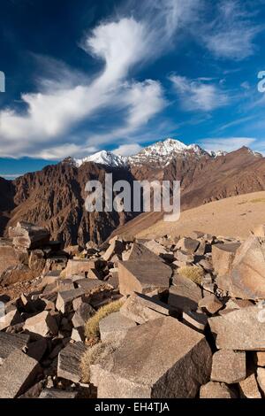 Marokko, hoher Atlas, Toubkal-Nationalpark, Tizi Ounrar Timaghka gesehen auf Toubkal (der höchste Gipfel in Nordafrika, 4167 m) Stockfoto