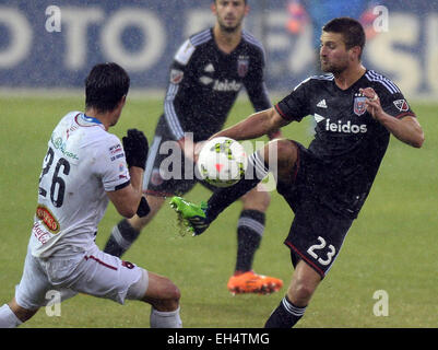 4. März 2015 - macht Washington, DC, USA - 20150304 - D.C. United Mittelfeldspieler Perry Kitchen (23) ein Spiel am ball gegen LD Alajuelense Mittelfeldspieler Ariel Rodriguez (26) im ersten Halbjahr eine CONCACAF Viertelfinale im RFK Stadium in Washington. United besiegt Alajuelense, 2: 1. LD Alajuelense avancierte zum Halbfinale auf zwei Spiele Aggregat, 6-4. (Kredit-Bild: © Chuck Myers/ZUMA Draht) Stockfoto