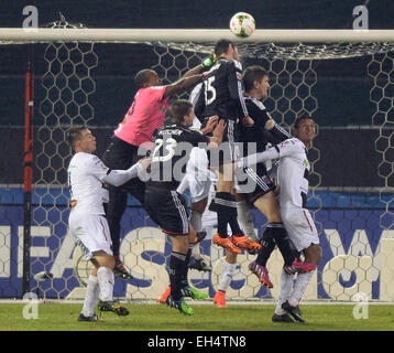 4. März 2015 - Washington, DC, USA - 20150304 - LD Alajuelense Torwart Dexter Lewis (23), links erhebt über DC United Mittelfeldspieler Perry Kitchen (23) und D.C. United Verteidiger Steve Birnbaum (15), entfernt eine D.C. United Ecke klopfen tritt in der zweiten Hälfte von einem CONCACAF Viertelfinale im RFK Stadium in Washington. United besiegt Alajuelense, 2: 1. LD Alajuelense avancierte zum Halbfinale auf zwei Spiele Aggregat, 6-4. (Kredit-Bild: © Chuck Myers/ZUMA Draht) Stockfoto