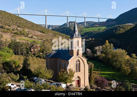 Frankreich, Aveyron, Viadukt von Millau (Autobahn A75) von Michel Virlogeux und Norman Foster, gelegen zwischen Causses de Sauveterre und Causses du Larzac über dem Fluss Tarn, gesehen von Peyre, gekennzeichnet Les Plus Beaux Dörfer de France (The Most Beautiful Villa gebaut Stockfoto