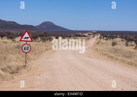 Namibia, Otjozondjupa Region, Okonjima Reserve, Roadsign, die auf das Vorhandensein von Leoparden Stockfoto