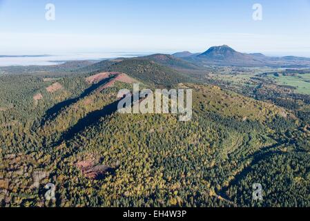 Frankreich, Puy de Dome, Saint Genes Champanelle, Chaine des Durchreise, Parc Naturel Regional des Vulkane d ' Auvergne (natürlichen regionalen Park der Vulkane d ' Auvergne), Puy De La Vache, Puy de Lassolas, der Puy de Dome-Vulkan im Hintergrund (Luftbild) Stockfoto