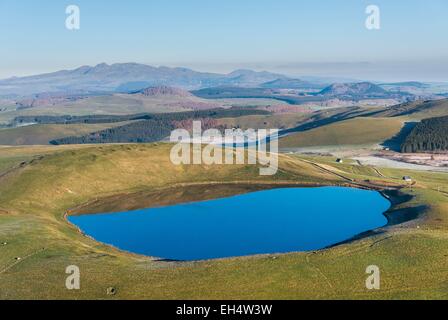 Frankreich, Puy de Dome, La Godivelle, Parc Naturel Regional des Vulkane d ' Auvergne (natürlichen regionalen Park der Vulkane d ' Auvergne), Cezallier, Lac d ' en Haut, vulkanischen Maar-See (Luftbild) Stockfoto