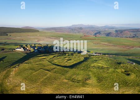 Frankreich, Puy de Dome, Compains, Parc Naturel Regional des Vulkane d ' Auvergne (natürlichen regionalen Park der Vulkane d ' Auvergne), Cezallier, Brion, Motte und Bailey Burgen (Luftbild) Stockfoto