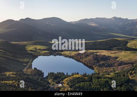 Frankreich, Puy de Dome, Mont Dore, Parc Naturel Regional des Vulkane d ' Auvergne (natürlichen regionalen Park der Vulkane d ' Auvergne), Monts Dore, Guery See (Luftbild) Stockfoto