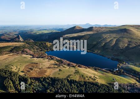 Frankreich, Puy de Dome, Mont-Dore, Parc Naturel Regional des Vulkane d ' Auvergne (natürlichen regionalen Park der Vulkane d ' Auvergne), Monts Dore, Guery See, Chaine des Puys im Hintergrund (Luftbild) Stockfoto