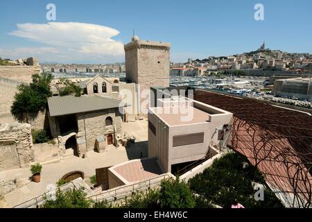 Fort Saint Jean, mit Blick auf den Vieux Port, Fort Saint-Nicolas, Notre Dame de la Garde, Marseille, Bouches-du-Rhône, Frankreich Stockfoto