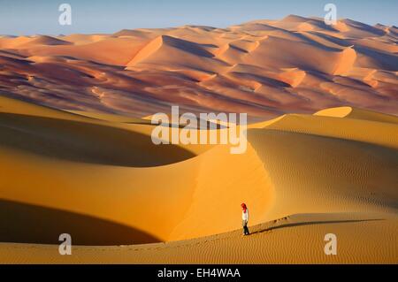 Vereinigte Arabische Emirate, Abu Dhabi, Liwa-Oase, Moreeb-Berg, Tal Mireb, Frau in den Sanddünen der Rub Al Khali Wüste (Khali) Stockfoto