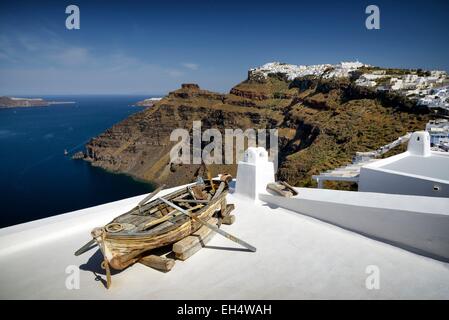 Griechenland, Kykladen-Insel Santorin (Thera, Thira), Blick auf die Caldera und Firostefani aus dem Dorf Fira Stockfoto