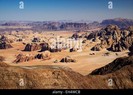 Jordan, Wüste Wadi Rum, Grenze mit Saudi-Arabien, Blick vom Gipfel des Jebel Umm Adaami (1832m), dem höchsten Berg von Jordanien Stockfoto