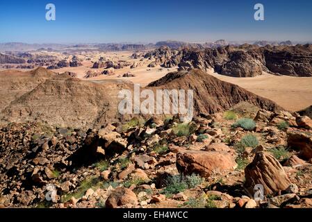 Jordan, Wüste Wadi Rum, Grenze mit Saudi-Arabien, Blick vom Gipfel des Jebel Umm Adaami (1832m), dem höchsten Berg von Jordanien Stockfoto