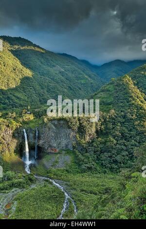 Ecuador, Tungurahua, Banos de Agua Santa, Landschaft mit einem Wasserfall in einer tropischen Vegetation Schatullen bei Sonnenuntergang an einem stürmischen Himmel Stockfoto