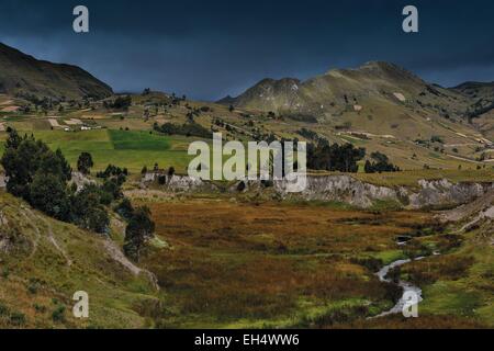 Ecuador, Cotopaxi, Tigua, Anden Landschaft des Tals in einer bergigen Umgebung unter Gewitterhimmel Stockfoto