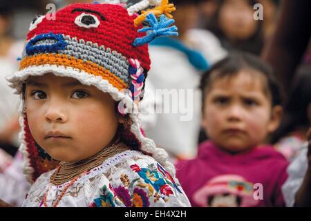 Ecuador, Imbabura, Cotacaxi, Intyrami Tag, Porträt eines jungen ecuadorianischen traditionell gekleideten Mädchens Stockfoto