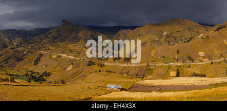 Ecuador, Cotopaxi, Tigua, Anden Landschaft des Tals in einer bergigen Umgebung unter Gewitterhimmel Stockfoto