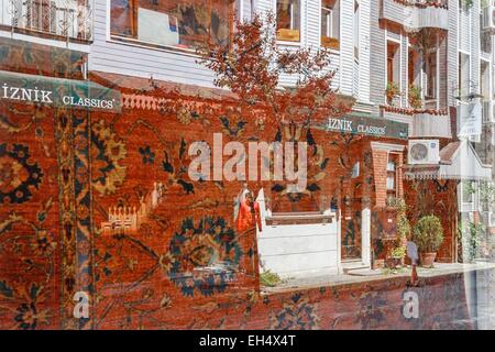 Türkei, Istanbul, Altstadt Weltkulturerbe der UNESCO, Sultanahmet, beherbergt Reflexion der Straßen und traditionellen hölzernen im Fenster ein Teppichgeschäft Stockfoto