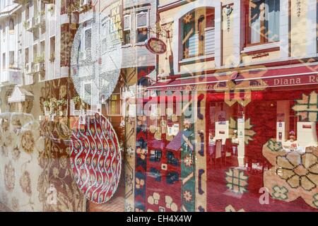 Türkei, Istanbul, Altstadt Weltkulturerbe der UNESCO, Sultanahmet, beherbergt Reflexion der Straßen und traditionellen hölzernen im Fenster ein Teppichgeschäft Stockfoto