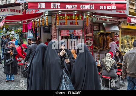 Türkei, Istanbul, Mercan, Gruppe von muslimischen Frauen verschleiert in einer Einkaufsstraße Stockfoto