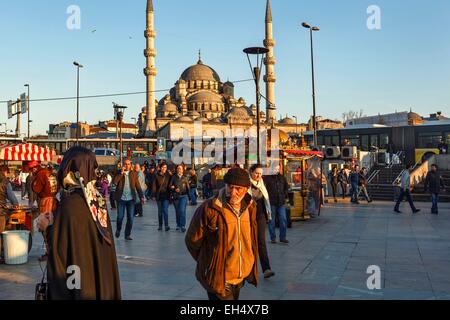 Türkei, Istanbul, Altstadt Weltkulturerbe der UNESCO, Eminönü Bezirk, Passanten auf einem öffentlichen Platz auf Hintergrund Moschee bei Sonnenuntergang Stockfoto