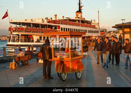 Türkei, Istanbul, Altstadt Weltkulturerbe der UNESCO, Eminönü Bezirk Passanten an den Ufern des Bosporus vor eine Fähre bei Sonnenuntergang Stockfoto