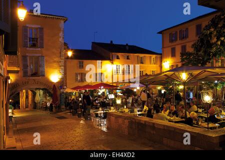 Frankreich, Alpes Maritimes, Valbonne, Nachtansicht des ein geschäftiger Ort eines provenzalischen Dorfes Stockfoto