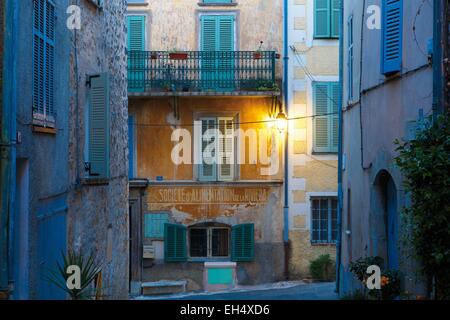 Frankreich, Alpes Maritimes, Valbonne, Nachtansicht der Fassade eines historischen Gebäudes provenzalischen Stockfoto