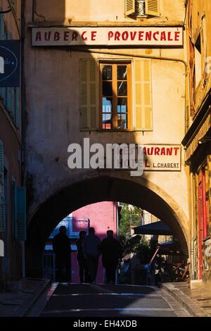 Frankreich, Alpes Maritimes, Valbonne, Arche auf eine Passage in einer Gasse in der Altstadt von einem provenzalischen Dorf bei Sonnenuntergang Stockfoto