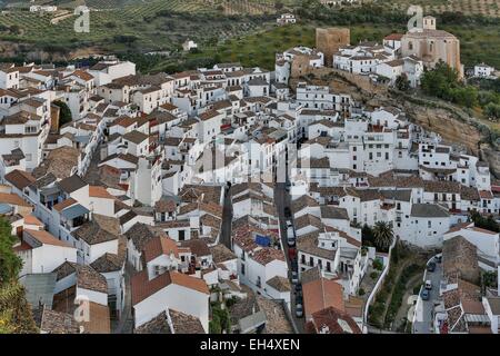 Spanien, Andalusien, Setenil de Las Bodegas, die überwältigende Aussicht auf das Dorf bei Sonnenaufgang Stockfoto