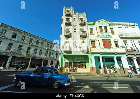 Kuba, Havanna, alte amerikanische Autos fahren durch kolonialen Straßen Stockfoto