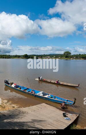 Republik von Suriname, zwei Pirogen am Fluss Lawa zu nachgelagerten Fluss Maroni auf der gegenüberliegenden Bank Papaïchton Dorf in Französisch-Guayana Stockfoto