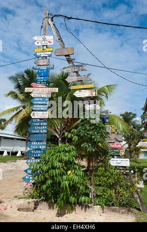 Frankreich, Französisch-Guayana, Parc Amazonien de Guyane (Guayana Amazonas Park), Grand Santi, Warnzeichen, die Angabe von französischer Städten Stockfoto