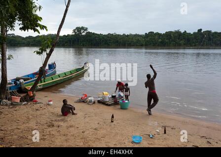 Frankreich, Französisch-Guayana, Parc Amazonien de Guyane (Guayana Amazonas Park), Providence, häusliches Leben Szene am Ufer Flusses, ein Mann Angeln vom Ufer Stockfoto