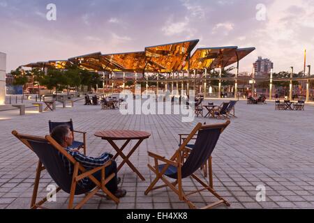 Spanien, Katalonien, Barcelona, stattdessen Herrlichkeiten, Mercat Dels Encants (Flohmarkt), Mann auf einem Liegestuhl Stockfoto