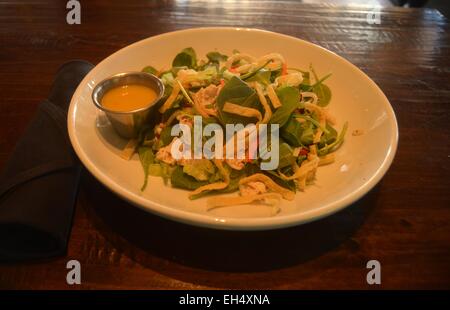 Gegrilltes Huhn und Spinat Salat, gemischt, grünen, toskanischen Krautsalat, Traube Tomaten, Gurken, Basilikum, knusprigen Nudeln und Zitrone Stockfoto