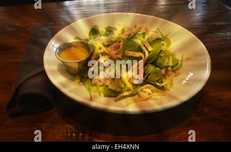 Gegrilltes Huhn und Spinat Salat, gemischt, grünen, toskanischen Krautsalat, Traube Tomaten, Gurken, Basilikum, knusprigen Nudeln und Zitrone Stockfoto