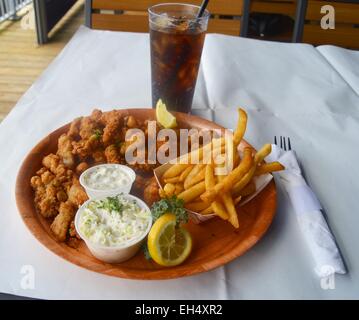 Leckeren gebratenen Muscheln mit Pommes Frites und tarter sauce Stockfoto