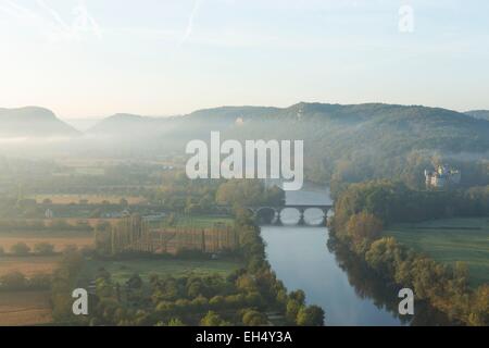 Frankreich, Dordogne, Perigord Noir, Dordogne-Tal Beynac et Cazenac, gekennzeichnet Les Plus Beaux Dörfer de France (eines der schönsten Dörfer Frankreichs), Panorama der Dordogne-Tal im Nebel und die Schlösser von Feyrac und Castelnaud la Chap Stockfoto