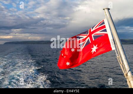 Australien, South Australia, Cape Jervis, Backstairs Passage, australische Flagge auf einer Fähre von Cape Jervis nach Kangaroo Island Stockfoto