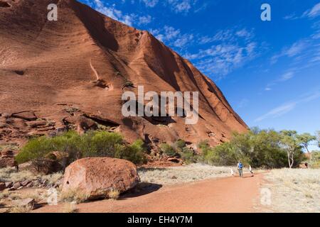 Australien, Northern Territory, Uluru-Kata Tjuta National Park als Weltkulturerbe der UNESCO, Ayers Rock oder Uluru aufgeführt, Sandstein rock heiligen Ort für die Ureinwohner Stockfoto